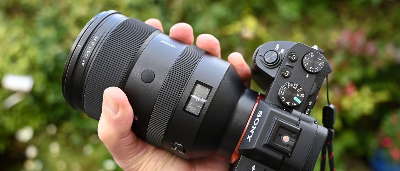 Оптика Viltrox LAB 135mm f/1.8, AF 16mm и накамерный монитор DC-550 Pro