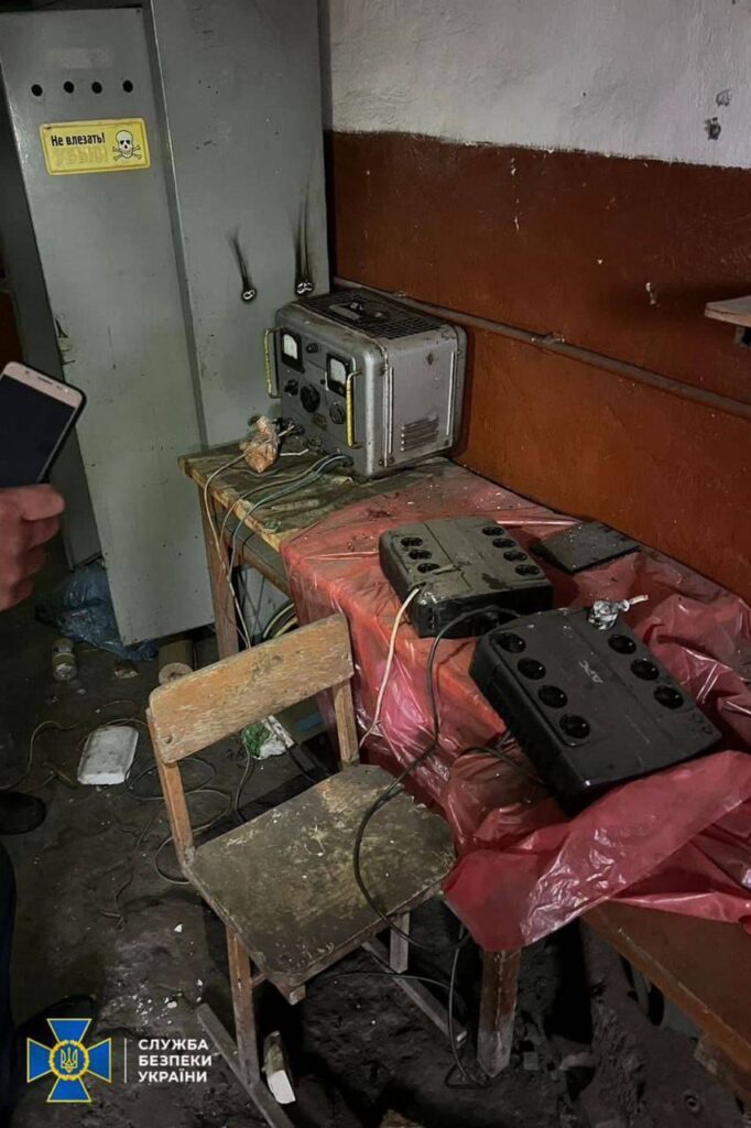 Під Харковом знайшли російський електричний стілець, на якому катували українців