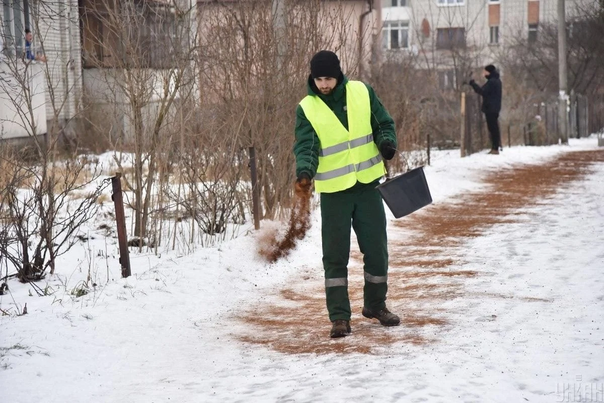 1200_0_1612738507-8324 Посыпают дорожки