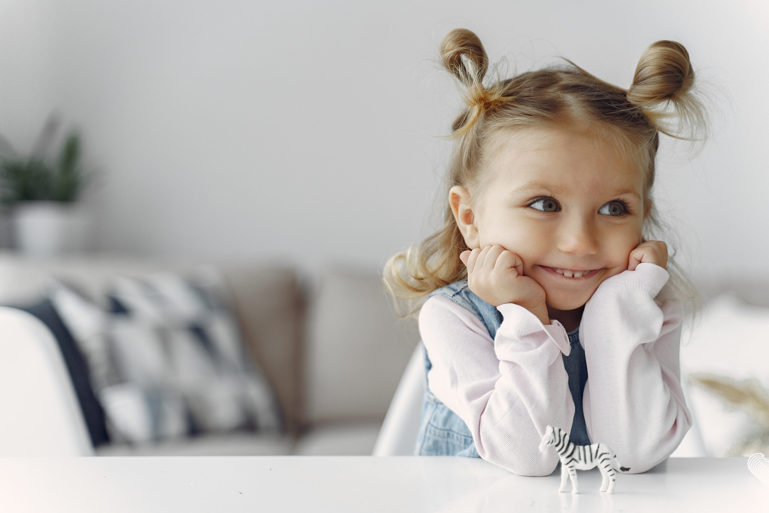 Little girl sitting on a table with toy подяка кума́м за хрещення дитини своїми словами