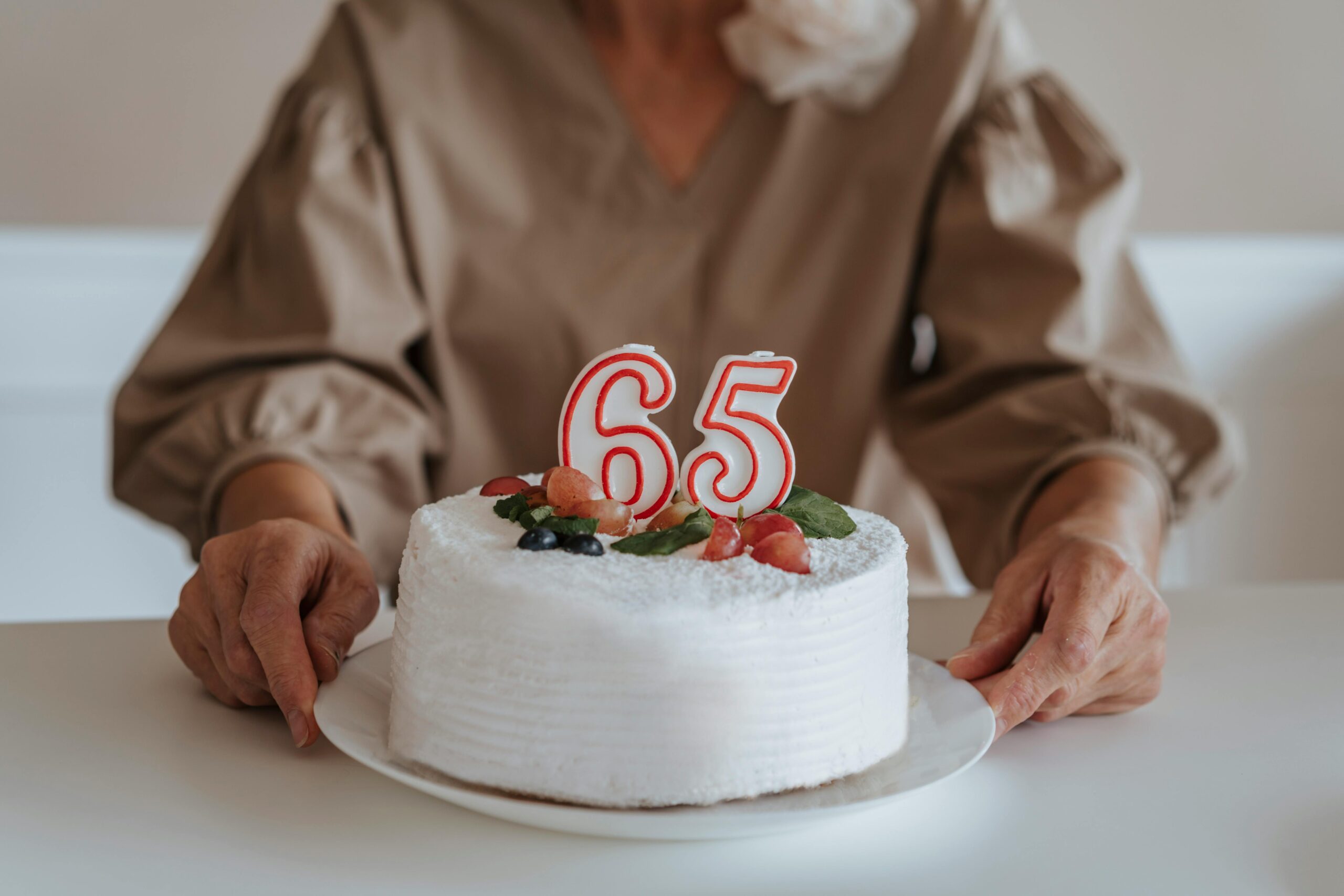 pexels-olia-danilevich-5729094 привітання з 65-річчям жінці у віршах