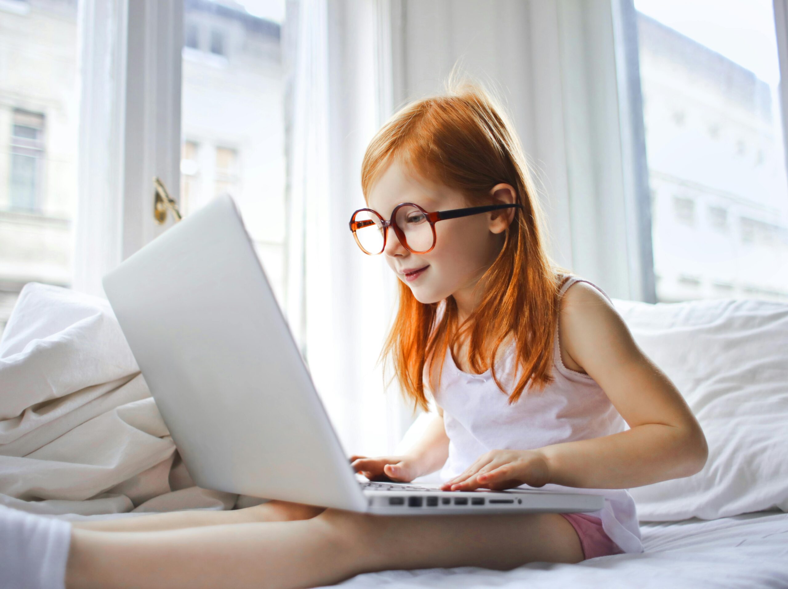 pexels-olly-3761512 ТОП 50 привітань з Днем народження двоюрідній сестрі