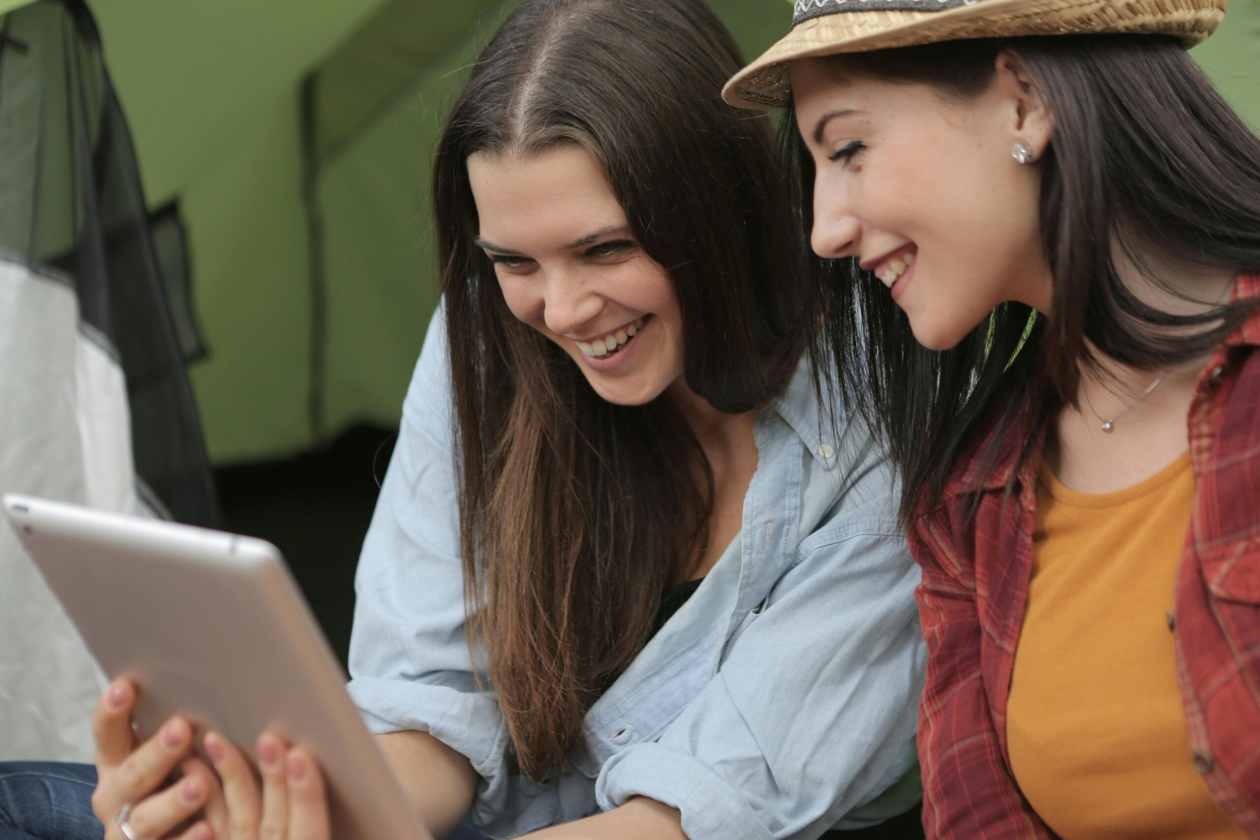pexels-olly-3777615 ТОП 50 зворушливих привітань з днем народження старшій сестрі — щирі та теплі слова