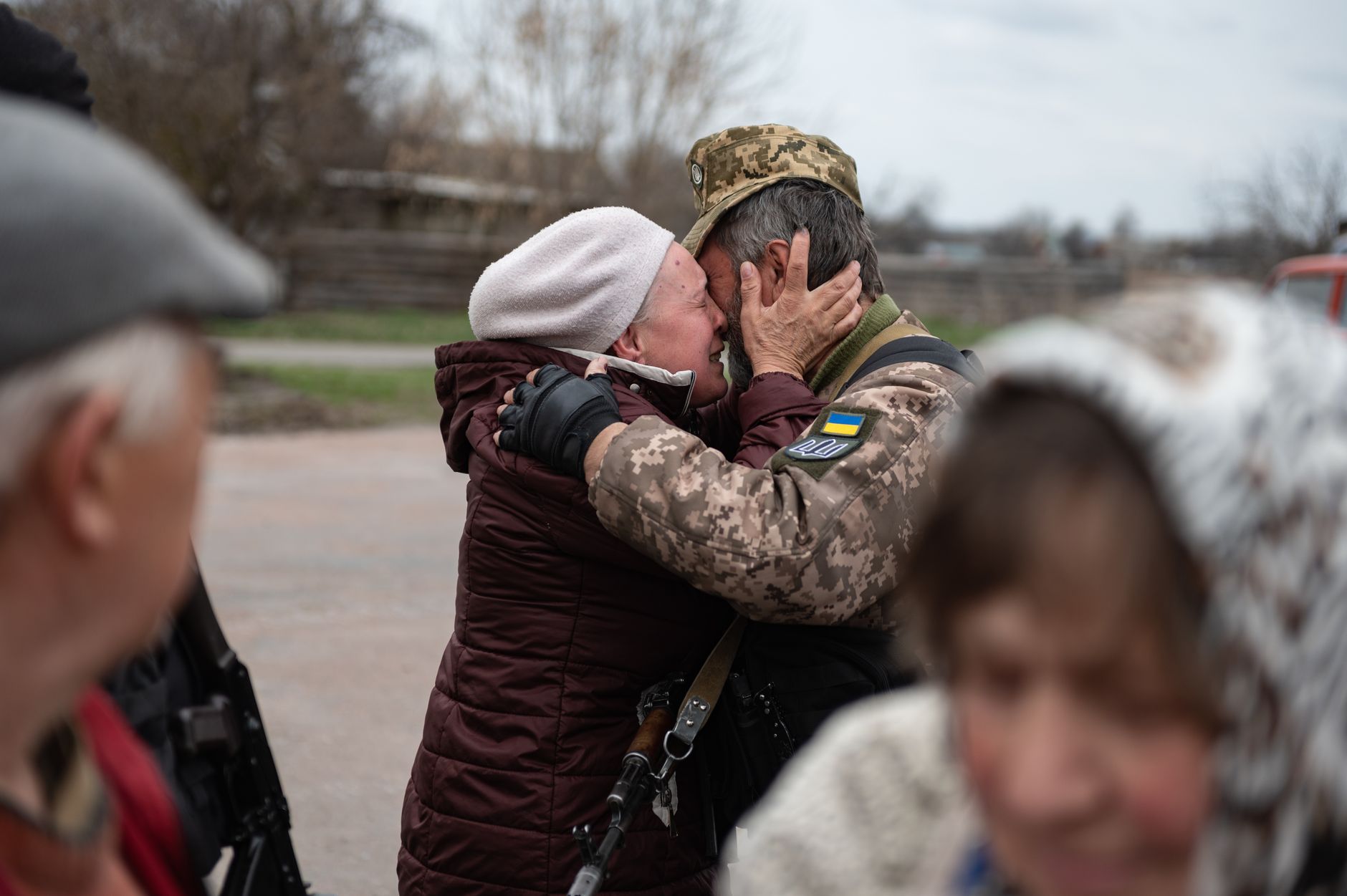 Повернення військового додому - обійми з рідними