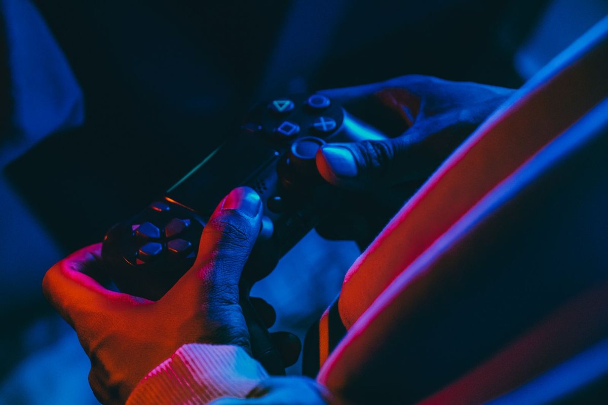 Руки тримають геймпад у неоновому світлі: GTA 6 виходить 19 листопада 2026 року
