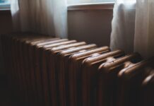 Чавунна батарея під вікном: опалювальний сезон у Києві 2026-2027